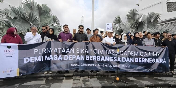 Civitas Akademika Universitas Muhammadiyah Yogyakarta Menyampaikan Pernyataan Sikap di Tiang Bendera Boulevard Gedung A.R Fachruddin. (Sabtu, 22 Maret 2025)